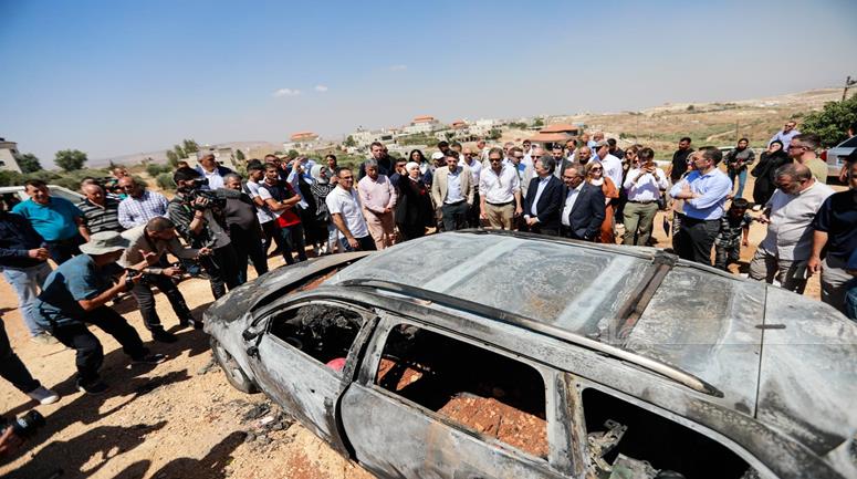 صورة ارشيفية لاطلاع وفد دبلوماسي على أوضاع قرية كفر مالك ومعاناة الأهالي نتيجة اعتداءات المستعمرين